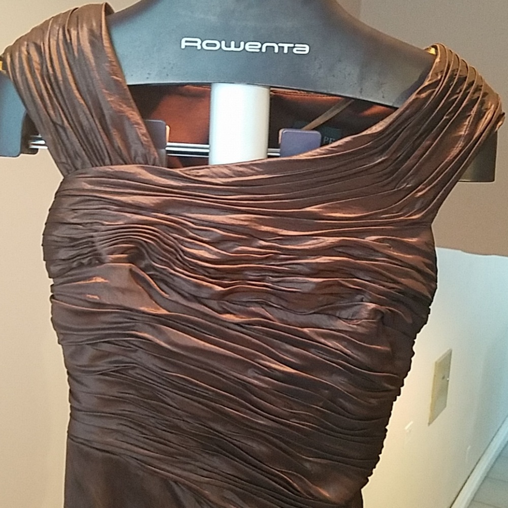 Gown - Picture 3 of 8